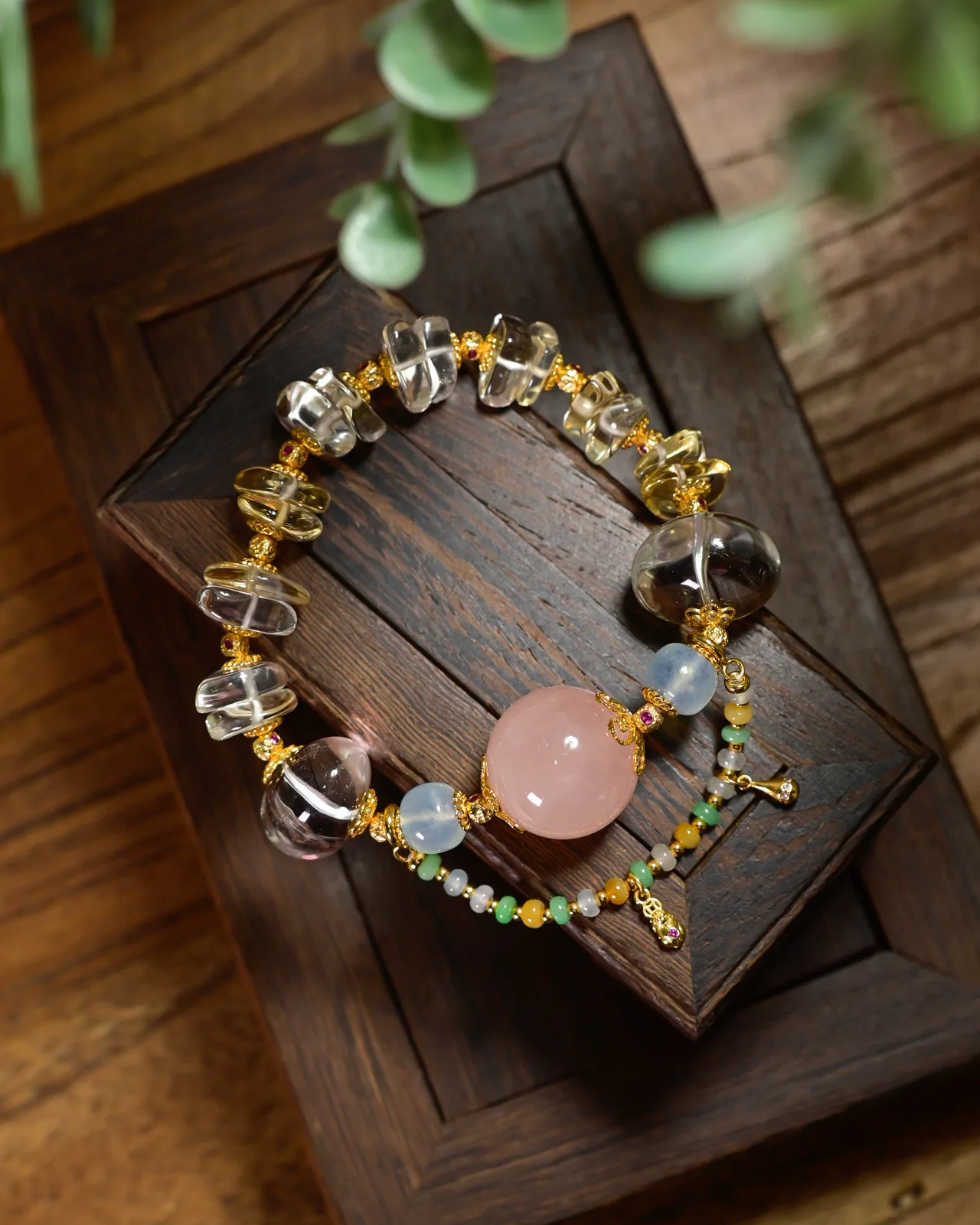 

Браслет из грубого бисера с натуральными кристаллами - овальные необработанные камни родохрозита, розовые украшения с энергией удачи и любви