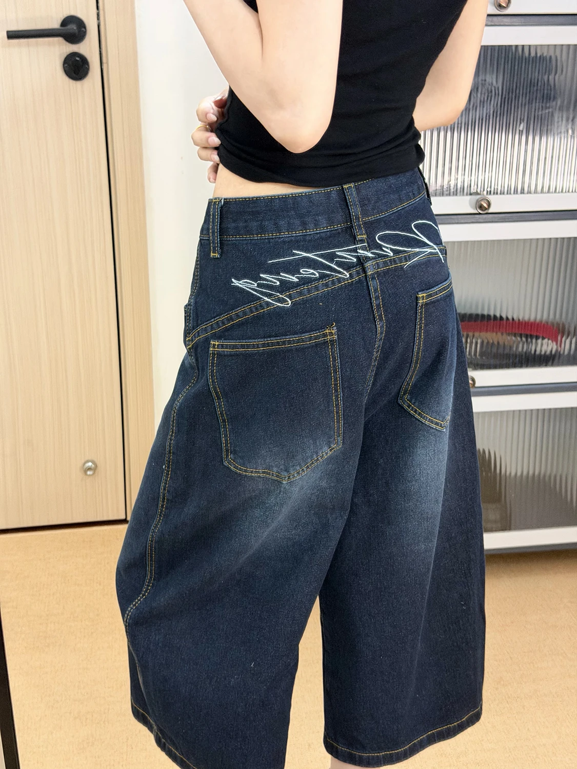Calça Jeans Feminina Americana Retrô Bordada com Detalhe Traseiro, Corte Sete Oitavos, Solta, Perna Larga, Casual, Acima do Joelho, Versátil para o Verão