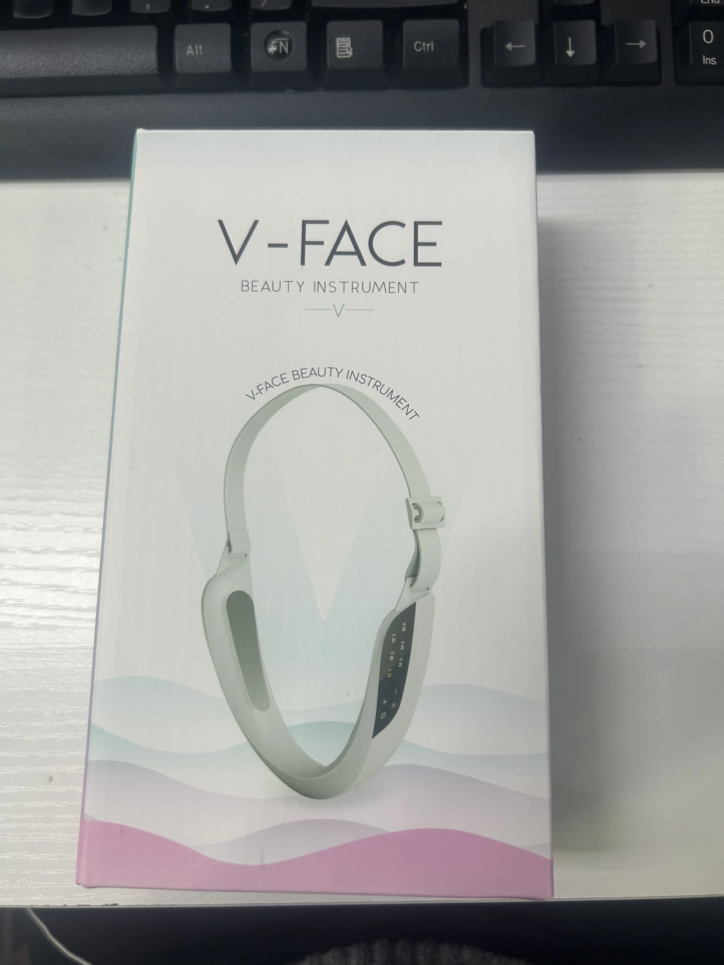 เครื่องนวดหน้าและลำคอ EMS พร้อมไฟ LED บำบัดผิว ยกกระชับลำคอ / ไมโครเคอร์เรนท์สั่นสะเทือน ยกกระชับใบหน้า ลดริ้วรอย