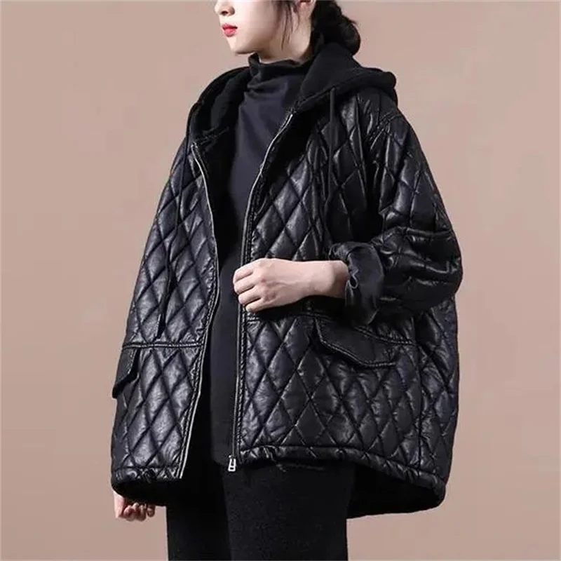 Cappotto imbottito in cotone in pelle PU da donna coreana Cappotto invernale da donna con nuova giacca in cotone con cappuccio 2025 Top in cotone imbottito in ecopelle femminile