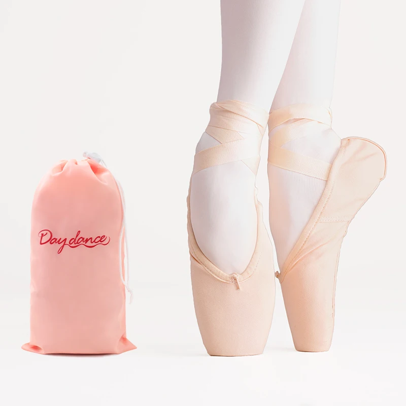 Ballerinawijfje De Jonge Mooie Vrouwenballetdanser, Kleedde Zich In Pointe Schoenen En Witte Tutu Image138065225