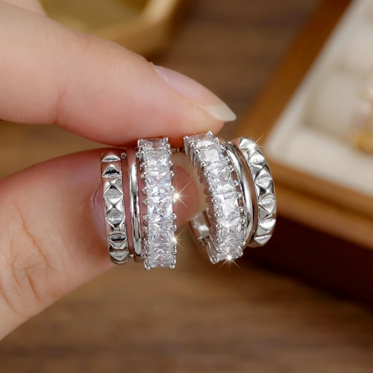 Glänzende mehrschichtige C-förmige Ohrstecker mit eingelegtem CZ-Zirkon für Damen und Herren, minimalistische, exquisite geometrische Ohrringe, vielseitiger Schmuck – Detail 20