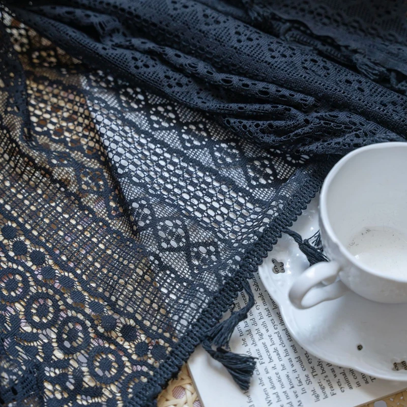Schwarze Polyester-Baumwoll-Häkelvorhänge Transparente Vorhänge im Amerikanischen Landhausstil Ausgehöhlte Dekorative Vorhänge für Wohnzimmer, Balkon und Schlafzimmer