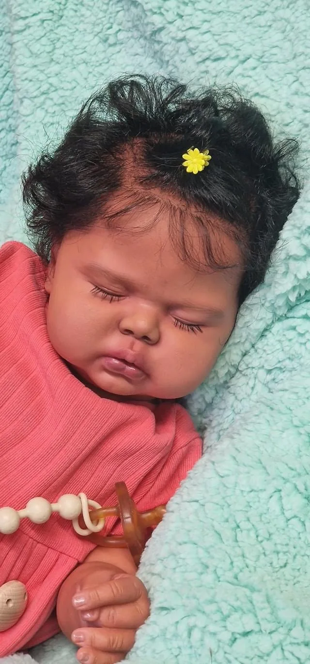 NPK 24 pulgadas pepinillo piel marrón oscuro traje similar tela cuerpo realista bebé recién nacido niño pelo enraizado a mano peluche bebé niña muñeca bebé
