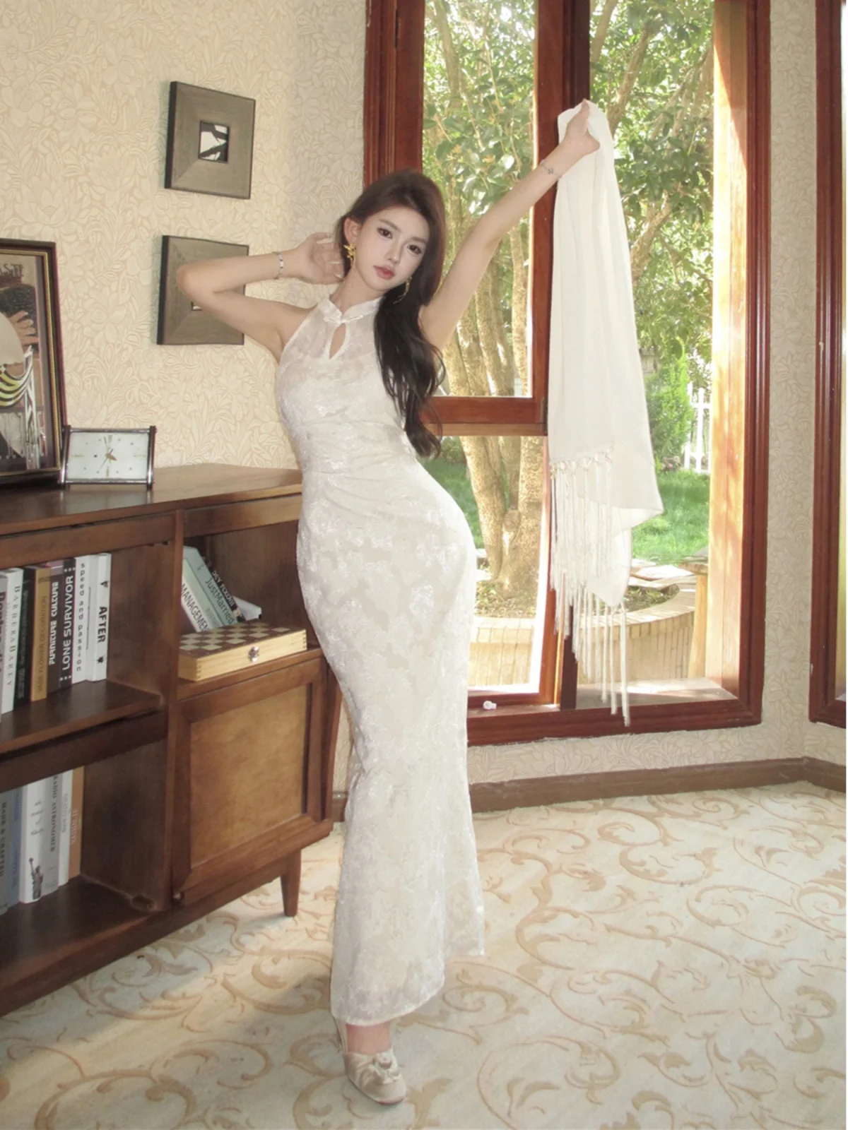 ชุดกี่เพ้าแบบยาวทรงเข้ารูปสำหรับผู้หญิง ดีไซน์สวยงาม ช่วยกระชับเอว