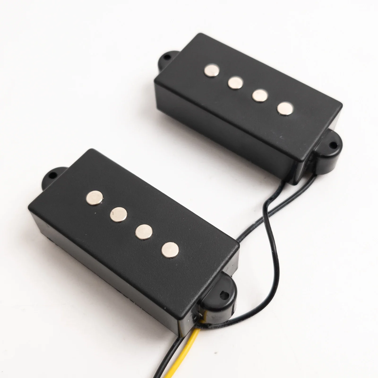 

Черный комплект звукоснимателей хамбакер для 4-струнного электробаса – в стиле PB и JB, с открытой конструкцией катушки и фибровой обмоткой.