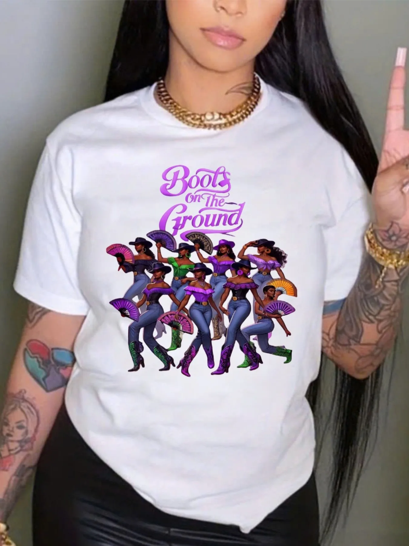 Stivali sul terreno T-shirt oversize da donna con stampa grafica viola Dancing Queens taglie forti - Corta girocollo nera