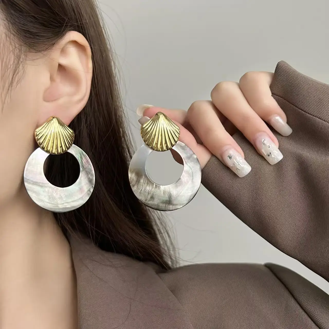 French retro shell fritillary ring earrings light luxury high-end temperament earrings niche design stud earrings wholesale
