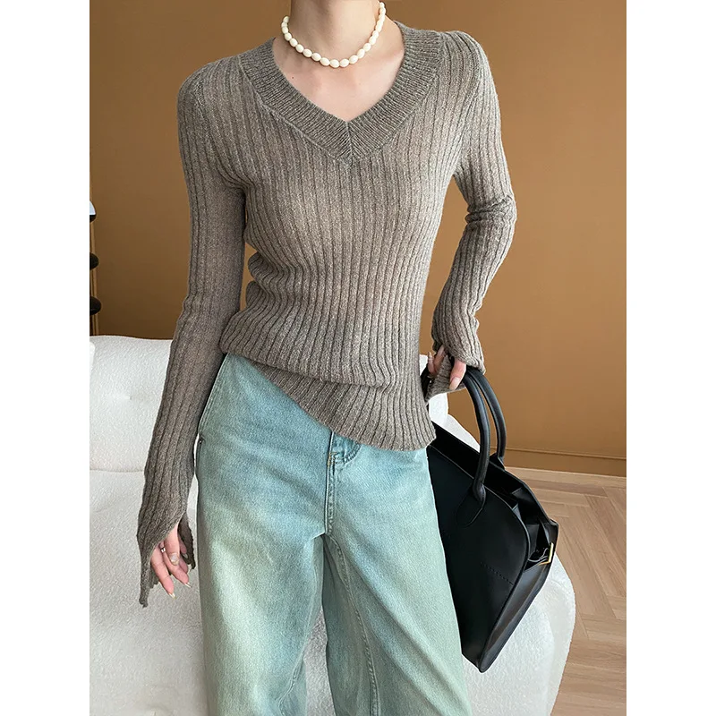 

Lightweight V-neck sweater with cicada feel as base layer 2024 early spring new style