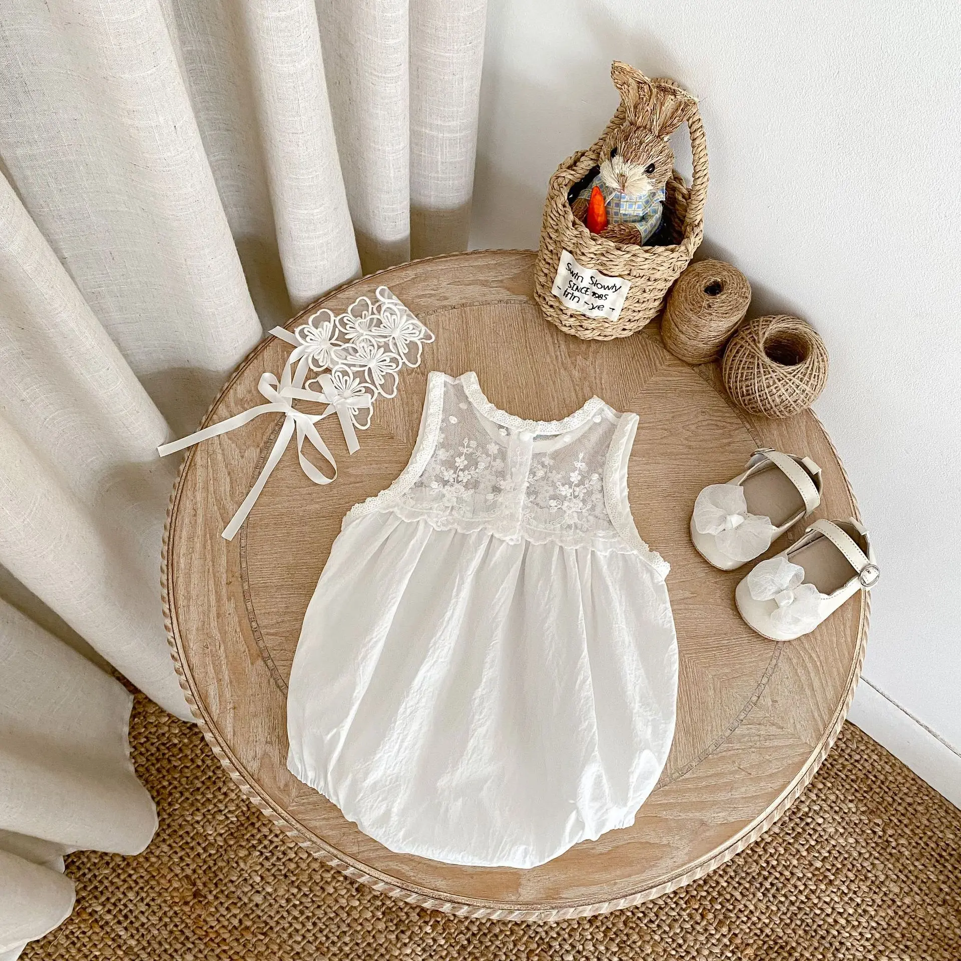 Sommerliche Babykleidung im neuen Stil für 0–3 Jahre, exquisiter und modischer Baby-Spitzenanzug mit Dreiecksoverall