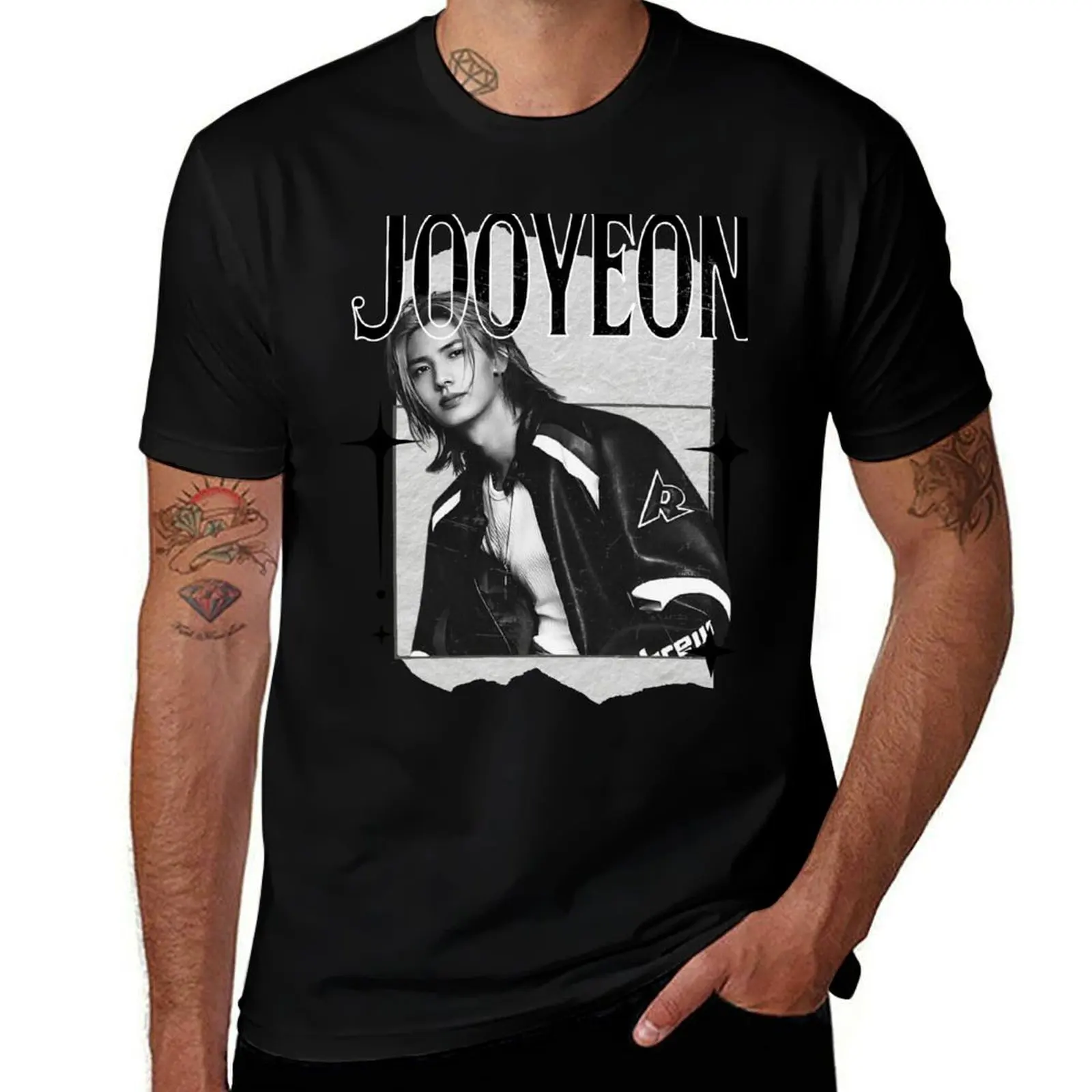 

Jooyeon Xdinary Heroes Kpop Boy Band Монохромная черно-белая футболка с художественным дизайном и коллажем модные рубашки мужские винтажные футболки