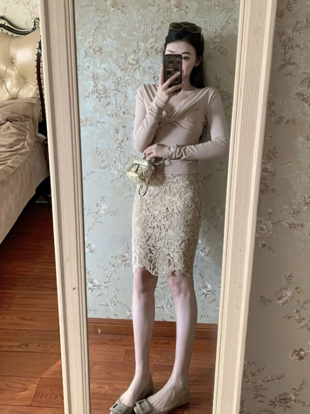 

Комплект из кружевного топа и юбки с V-образным вырезом Pure Desire Sle. Молодежная юбка трапециевидной формы средней длины. Удобная зимняя юбка с длинными рукавами и высокой талией.