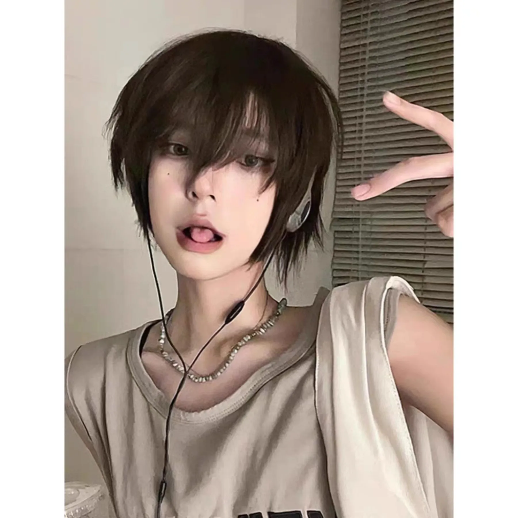 Kalte braune Kurzhaarperücke für Sommer-Cosplay, natürlicher und flauschiger, hübscher und süßer Jungenstil, voller Kopfbedeckungstyp