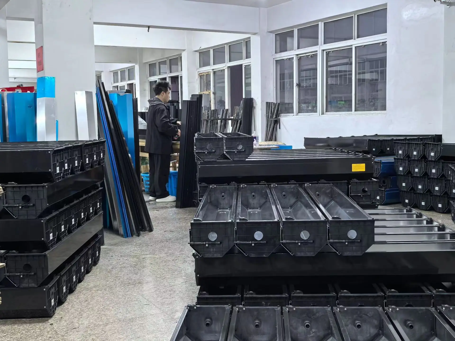 Aluminum Alloy Pickup Truck Cover for 2024 Hummer EV Car Manual Retractable with Locking & Waterproof Functions Model F150