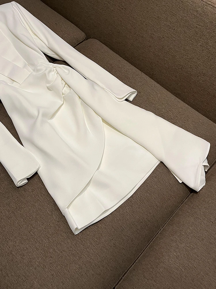 Suknia wieczorowa w kolorze białym z dekoltem w serek, wyszczuplająca sylwetkę, elegancka, długa, z rękawami, podkreślająca talię, w stylu francuskim.