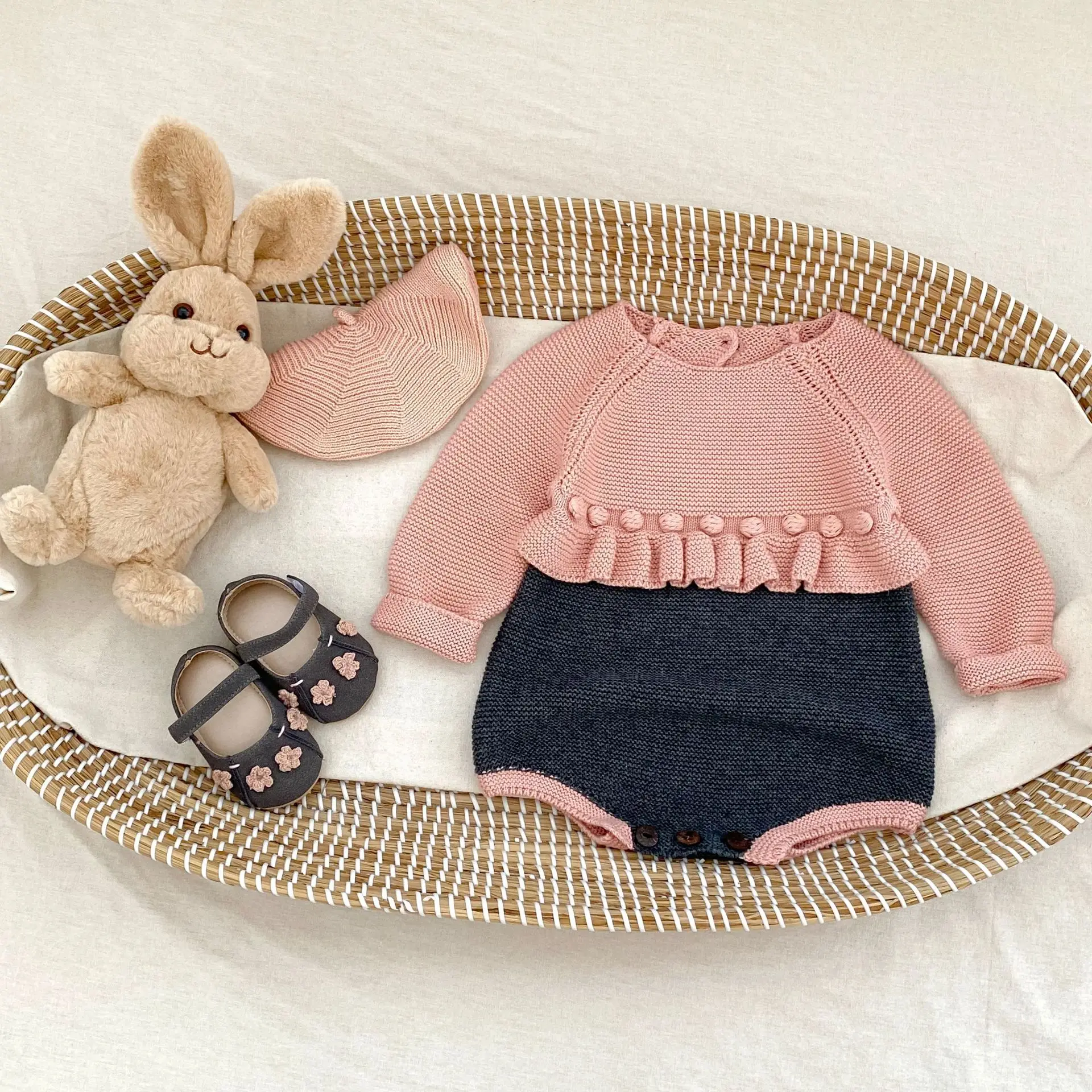 ฤดูใบไม้ร่วงใหม่เสื้อผ้าเด็กอายุ 0-3 ปี, ชุดจั๊มสูทแขนยาวถักคอกลมสีชมพูสีเทาหวานและน่ารัก