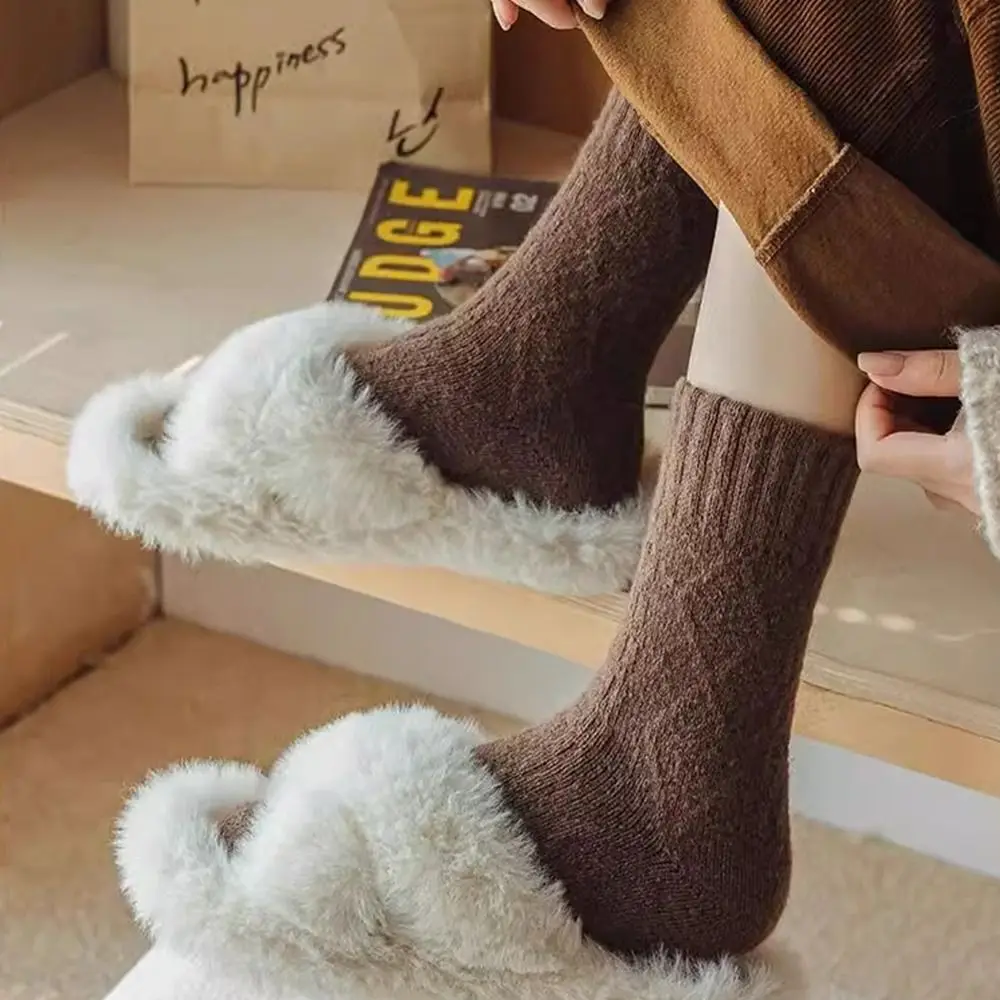 Estilo japonês inverno quente retro meias femininas engrossar térmica meados de bezerro meias cor sólida diamante verificar meias soltas
