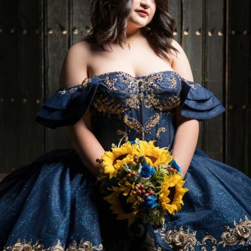 

Блестящее темно-синее платье для квинсеаньеры с открытыми плечами, кристаллами, многослойной 3D-вышивкой в виде цветов и длинным шлейфом, vestidos de 15 Quinceanera ﻿ Настраиваемый