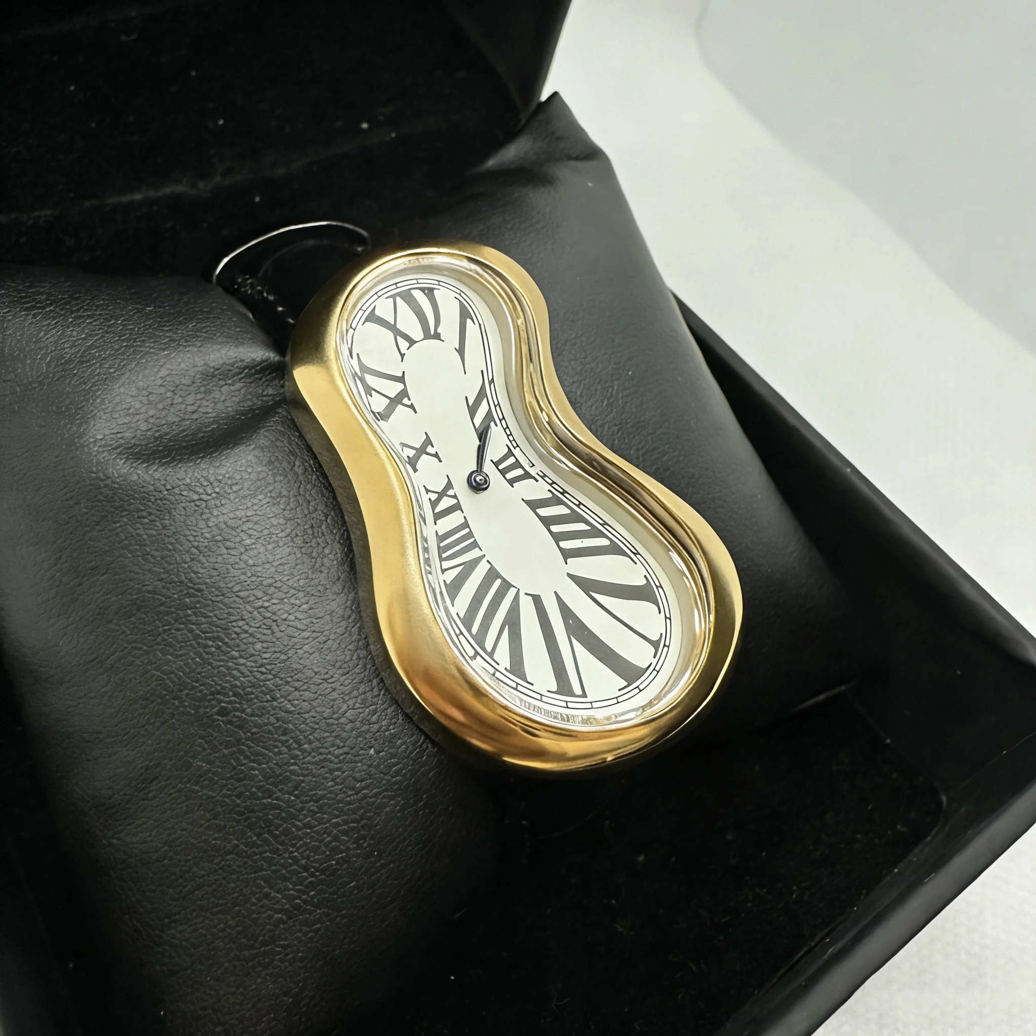 Zegarek 2026 w unikalnym kształcie karabińczyka, styl Y2K, vintage, kwarcowy, wodoszczelny do 30M, rzymska tarcza, skórzany pasek, unisex, prezent, skręcony zegarek na rękę.