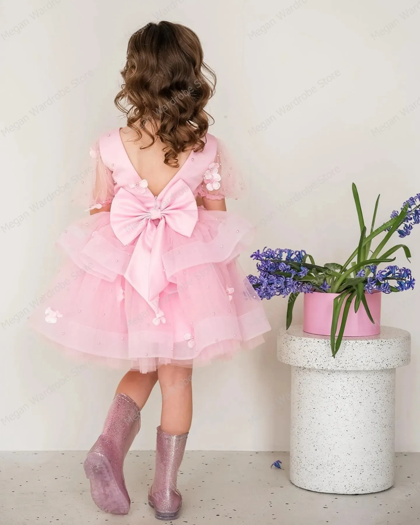 Sweety Pink Beads Flower Girls Dresses O Neck Knee Length Beaded Kids Tulle Dress Florals Shape Appliques Kid Party Gowns Bow