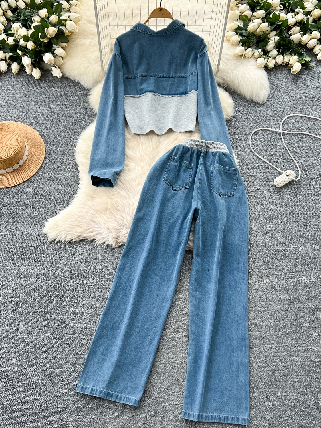 طقم نسائي عصري من قطعتين بأسلوب هونغ كونغ، بنطلون جينز واسع الساق بخصر مرتفع ومرقع، وجاكيت خارجي