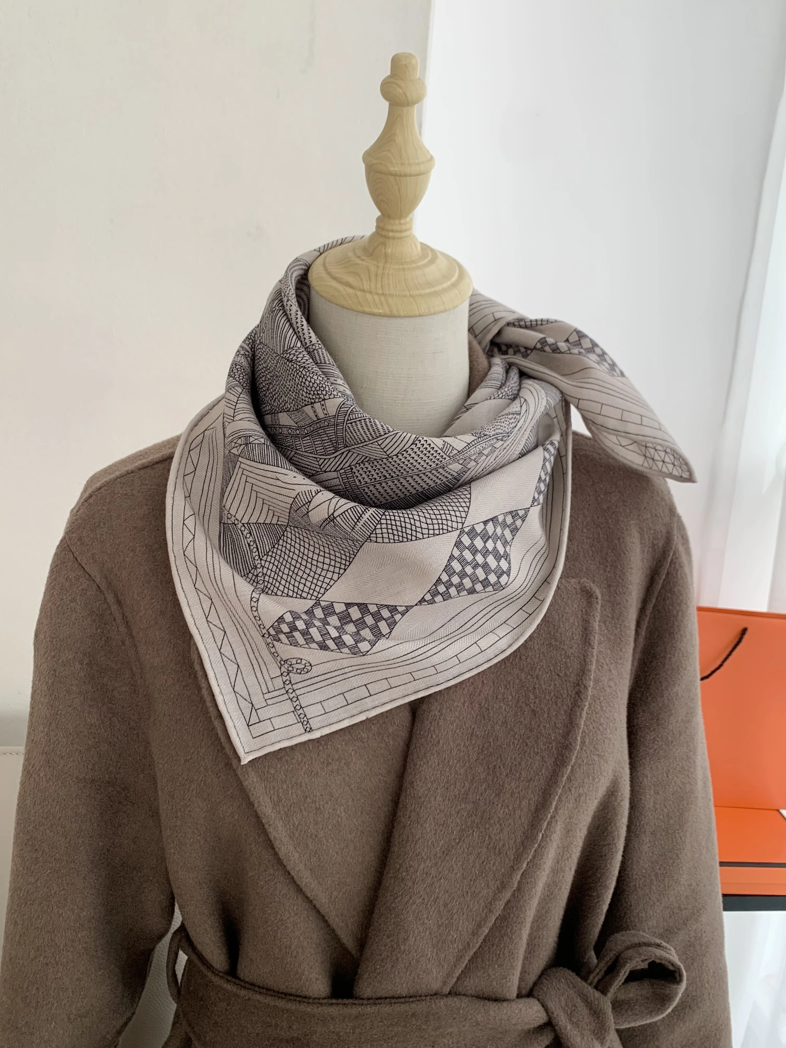 

Luxurious designer double-sided silk and wool scarf for ladies, a shawl for spring and autumn, a simple and elegant square scarf