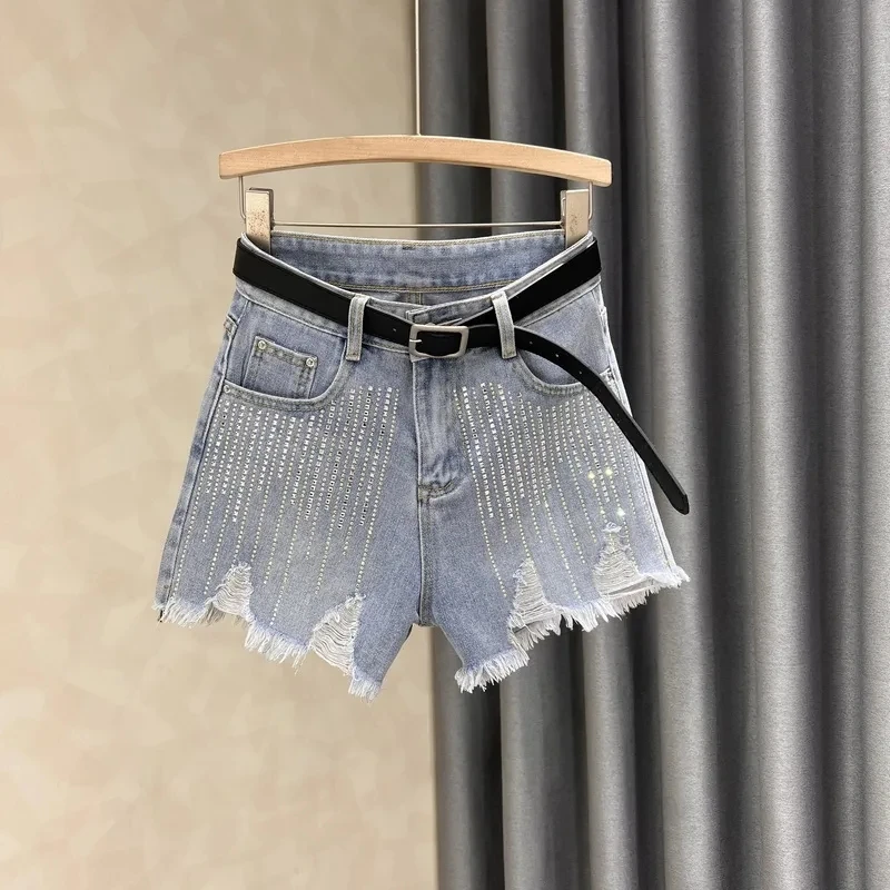 Pantaloncini in denim con foro rotto Nuova estate 2025 da donna Stampa a caldo personalizzata Bordi con diamanti Pantaloni caldi a gamba dritta a vita alta