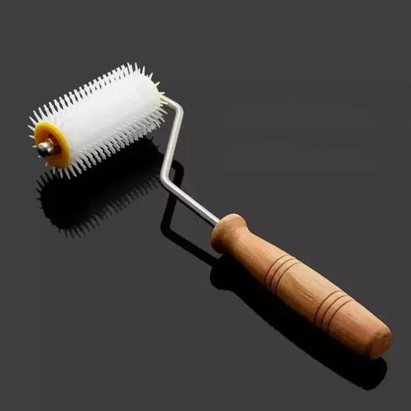 Wooden Handle Roller Bee Gum Collector Plastic Spiked Roller Beekeeping Tool