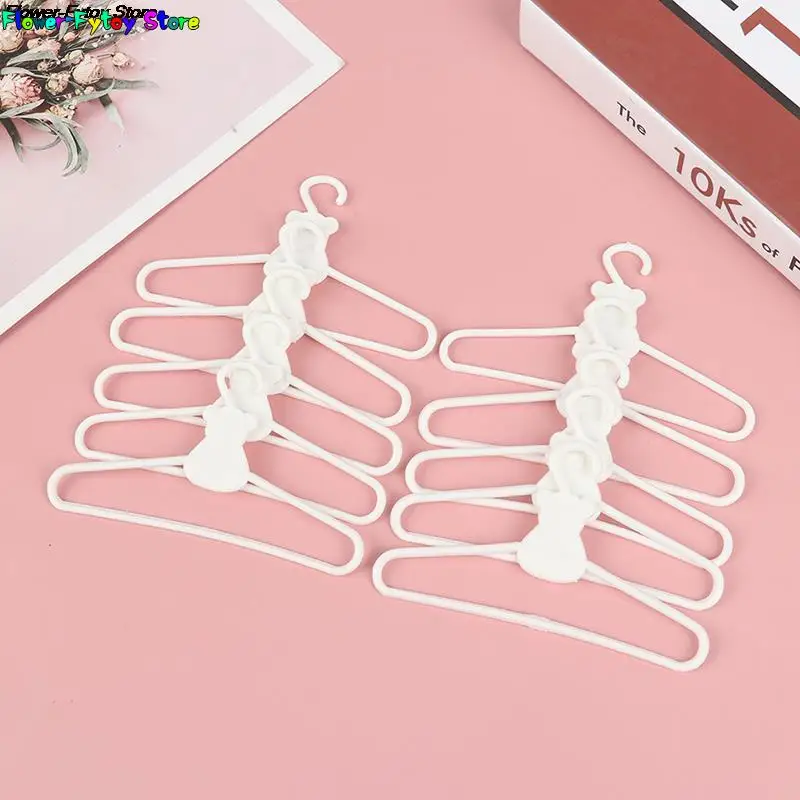 10Pcs/Lot Mini Cute Plastic Hangers Coat Dress Dolls Accessories for Doll Wardrobe Dress Clothes Dollhouse Toy