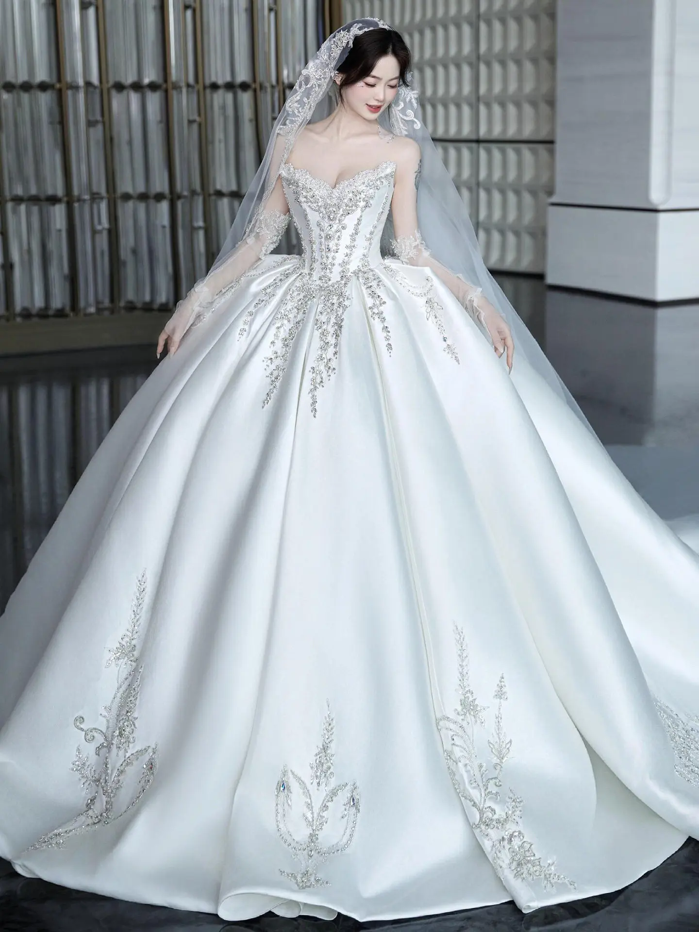 Luxury Satin Strapless Wedding Dress 2026 Embroidered High-end Luxury Bright Diamond Main Yarn Gorgeous Large Tail Customized