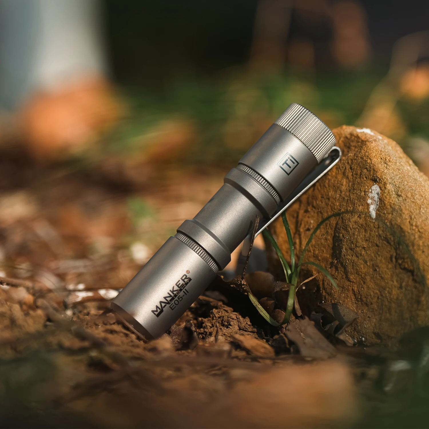 mankerlight-e05-ii-1300-lumens-everyday-carry-flashlight-beadblasted-titanium-pocket-edc-flashlight