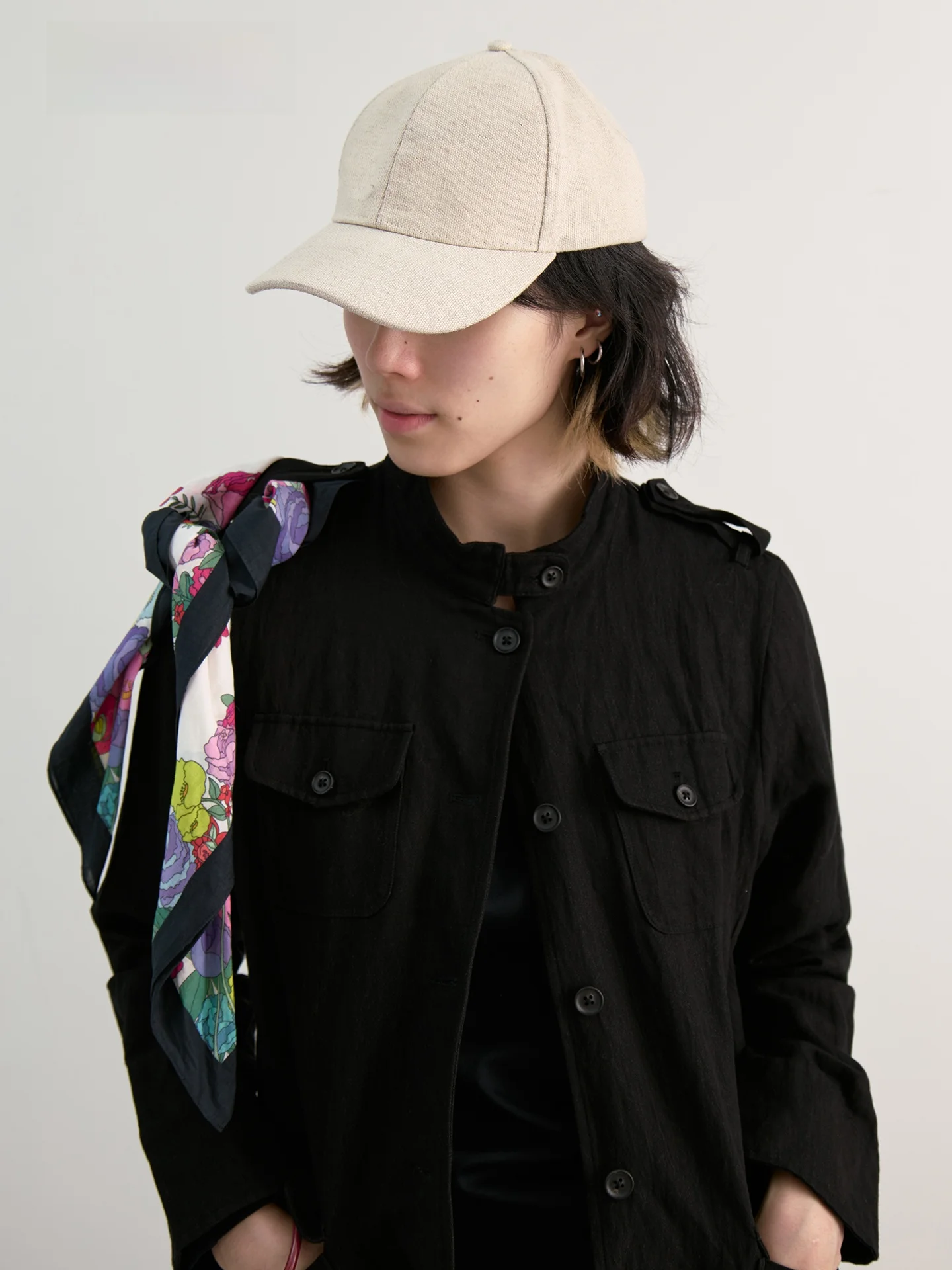 

Женское пальто-косуха с объемной вышивкой, двухцветным металлическим декором, маленьким воротником-стойкой и плиссировкой, осенне-зимнее