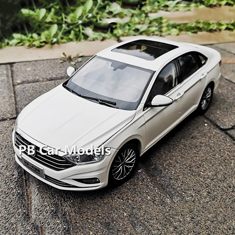 Original brand new Sagitar car model 2019 1:18 simulated alloy car model