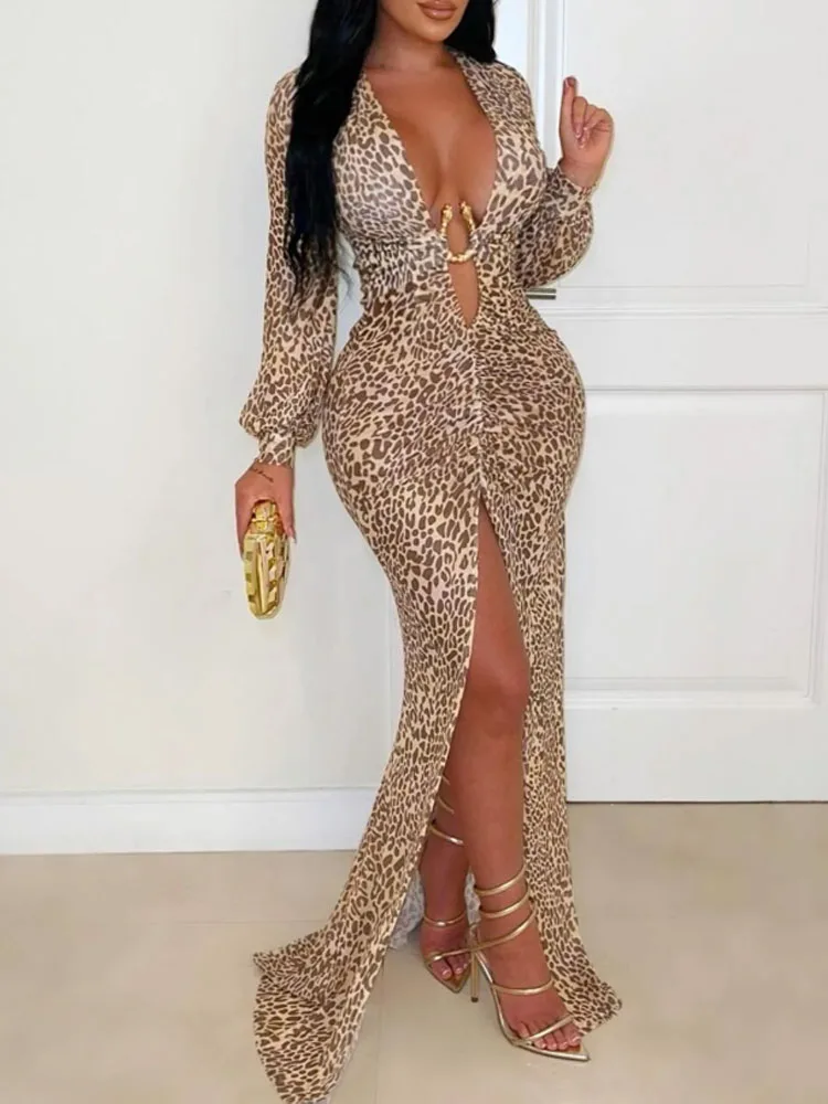 Modisches Damen-Kleid mit transparentem Netzstoff und tiefem V-Ausschnitt und Leopardenmuster