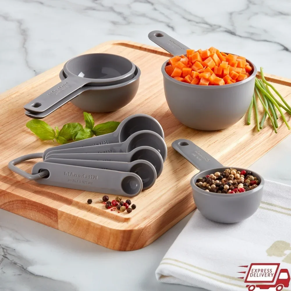 

Набор мерных чашек и ложек из 9-х предметов. Ингредиенты для влажной и сухой уборки. Мягкая ручка. Можно мыть в посудомоечной машине. Легко читаемые измерения. Необходимая кухня.