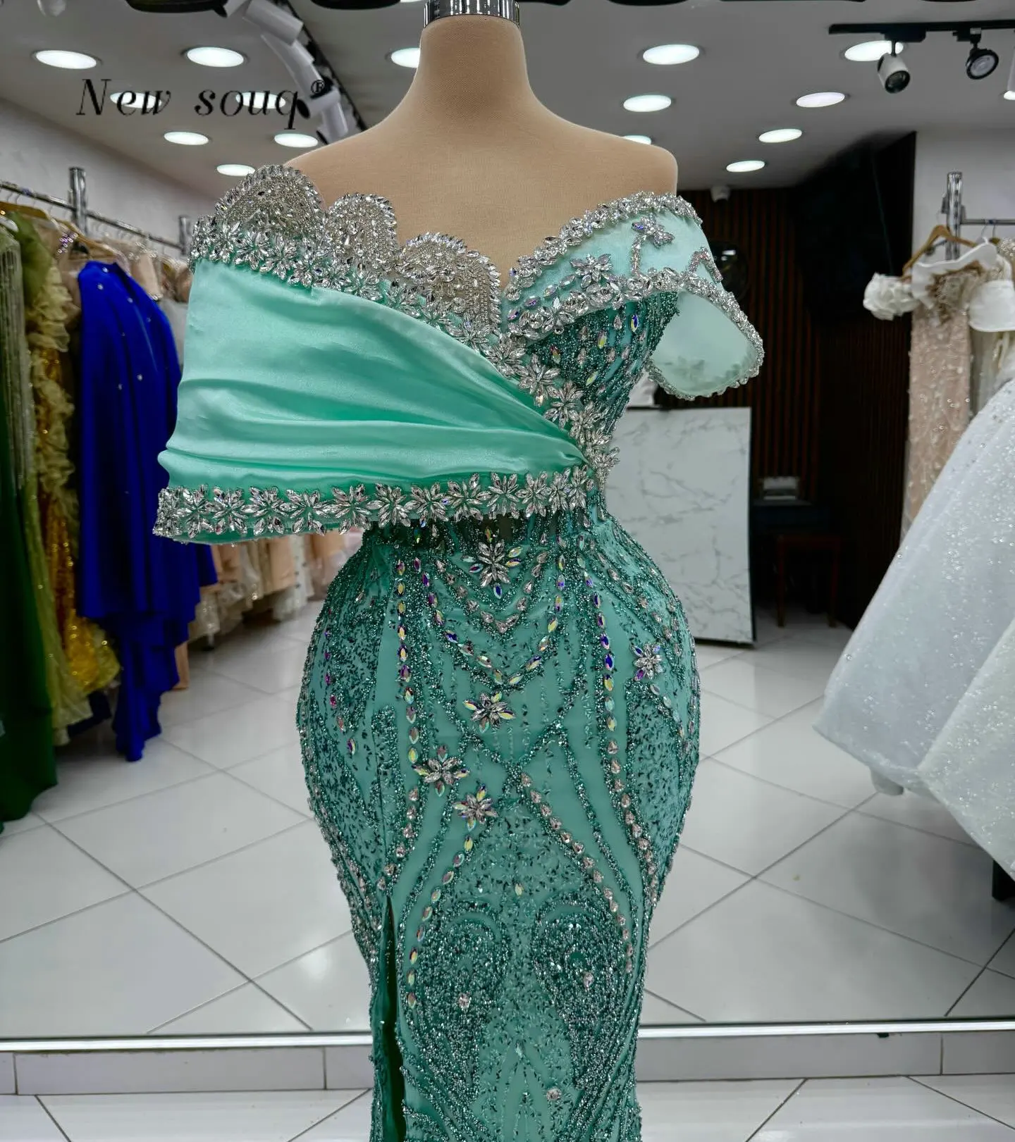 

Glitter Long Mint Green Off Shoulder Party Dresses Customized Arabic Crystals Beaded Formal Occasions Wedding Evening Gowns 2026