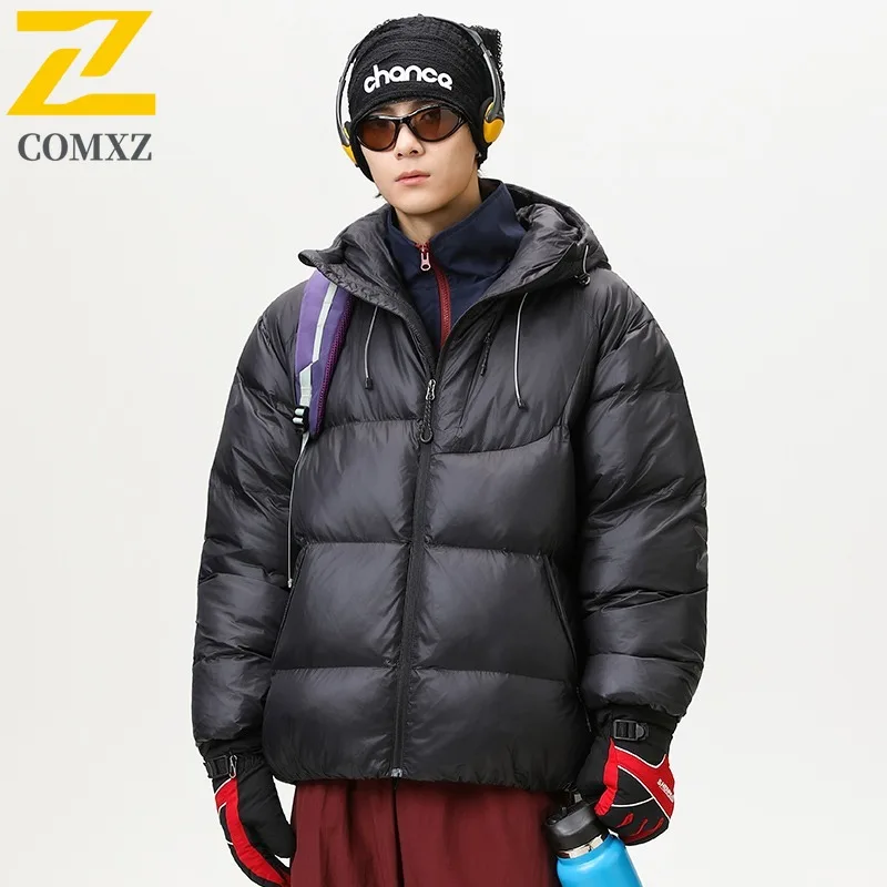 سترة COMXZ بغطاء للرأس عالية الجودة مملوءة 2025 للرجال في الهواء الطلق سترة سميكة ودافئة من جميع النواحي معطف شتوي خفيف مريح من القطن