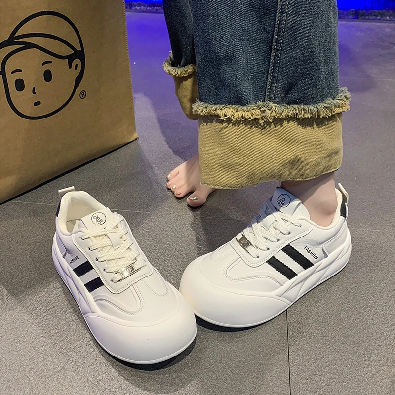 Sepatu kets vulkanisir wanita, sneaker olahraga kasual latihan merek 2024 kulit putih Platform wanita