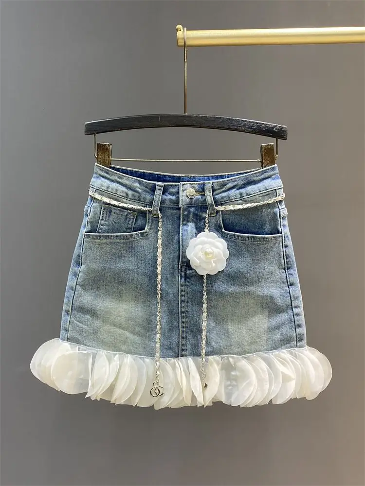 Hüft bedeckter kurzer Rock mit gespleißtem Design und Sommer-Nischen-Jeans rock 2024 mit hoher Taille für schlanke und faule Frauen