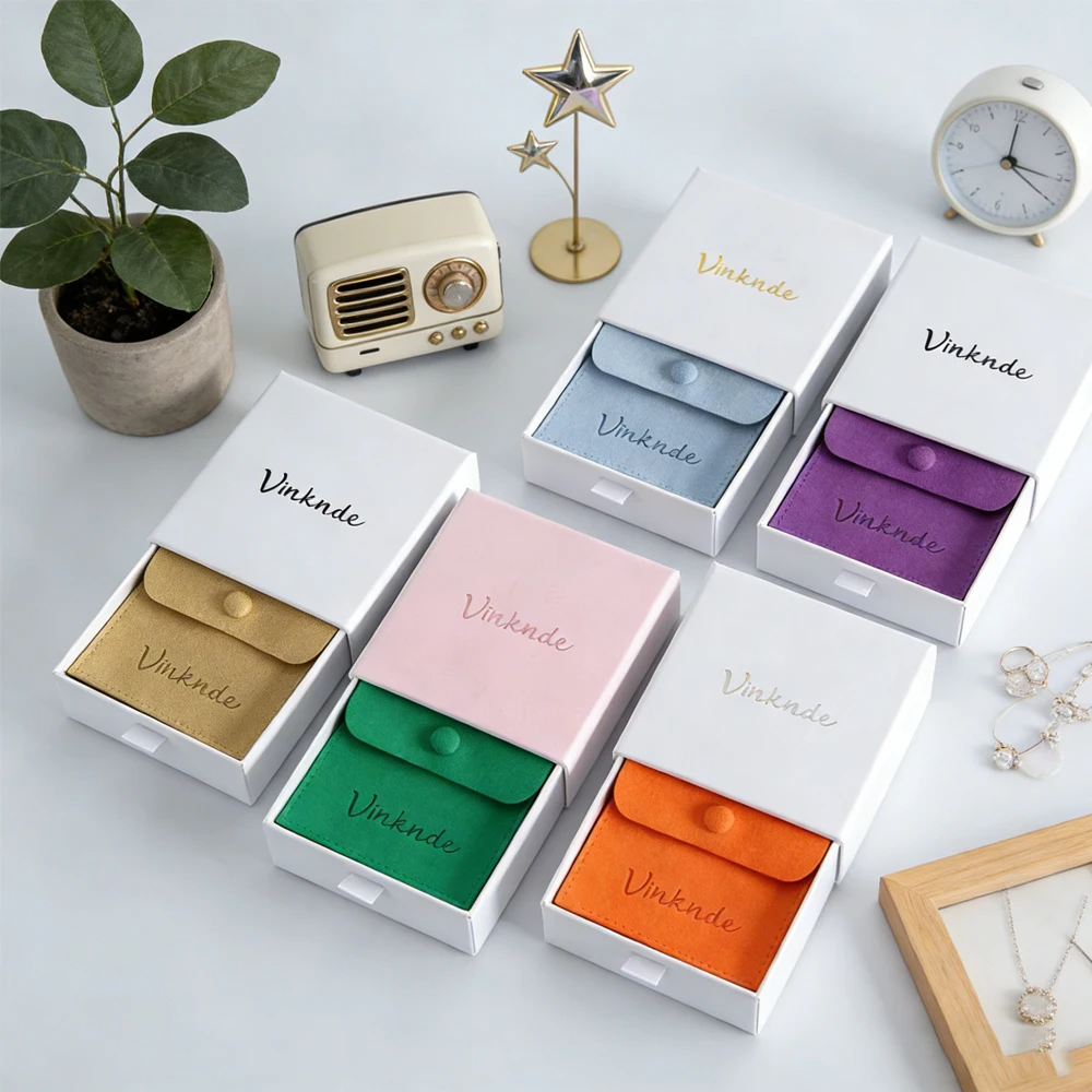 

24/50/100 шт. роскошных белых бумажных коробок-пеналов 7x7x1.7см с микрофибровым мешочком 6x6см на защелке, с возможностью нанесения логотипа, для упаковки серег и колец