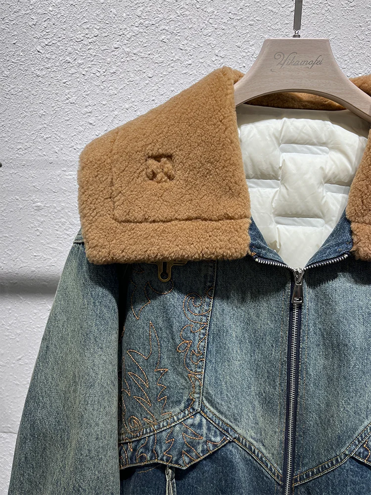 سترة شتوية جديدة لعام 2025 من قماش الدنيم ملابس خارجية نسائية فاخرة وطبيعية من فرو الأغنام ميرينو الحقيقي معاطف للأسفل