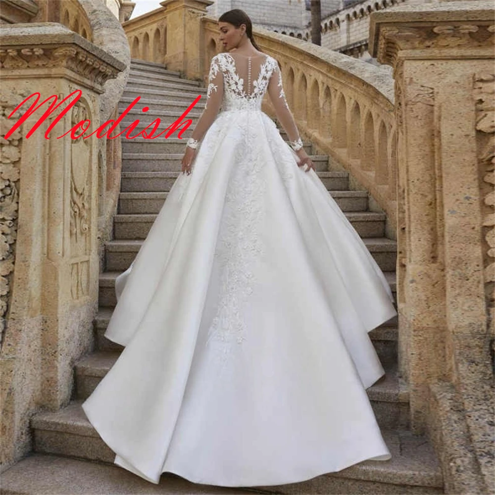 Maßgeschneidertes elegantes Brautkleid aus weißem Satin, exquisites Brautkleid mit Rundhalsausschnitt und langen Ärmeln, Kapellenschleppe, Knöpfen am Rücken