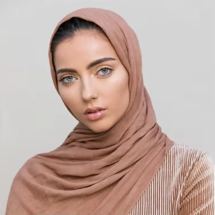 Écharpe musulmane plissée en rayonne pour femme, châle hijab, foulard solide, enveloppé dans un grand foulard islamique régulier, vente chaude