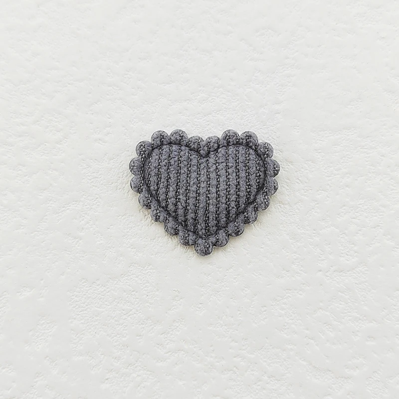 100 Stück 2,5x2,1CM Mini Glänzende Herz-Applikationen zum Aufnähen auf Kleidung, Hüten, DIY-Kopfbedeckungen, Haarspangen, Schleifen-Deko-Accessoires – Detail 18