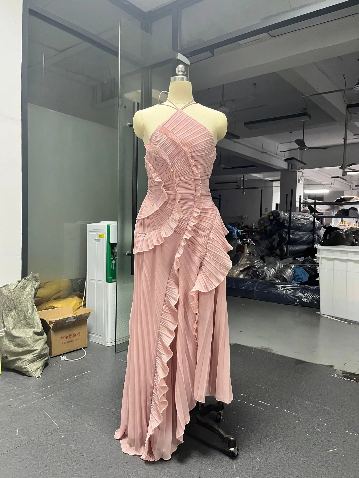 

Шикарное плиссированное длинное отпускное платье с бретелькой на шее, высококачественное фиолетовое платье макси без бретелек с краем лотоса, 2025 НВ, женские отпускные платья