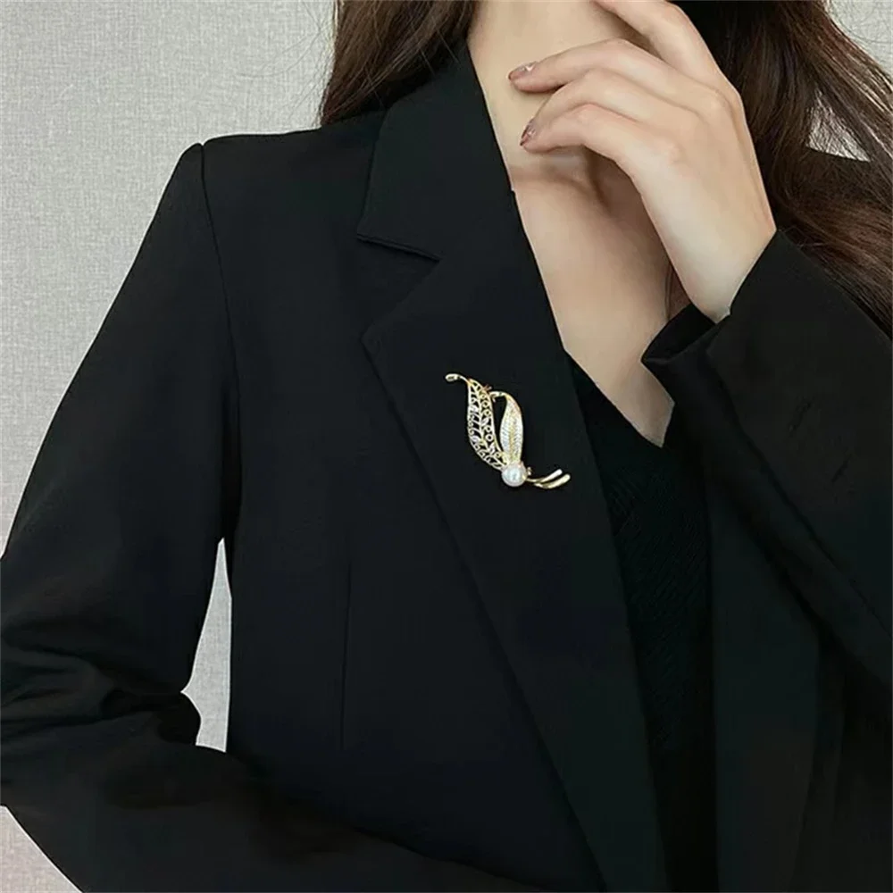 Luxury Pearl Rhinestone Leaf Brooch for Women Metal Hollow Lapel Pins Suit Ceremonial Dress Pins Badges Jewelry Accessories Gift