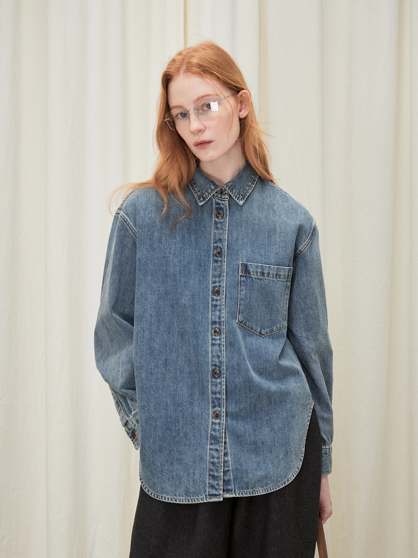 

Классическая хлопковая джинсовая рубашка свободного кроя с длинным рукавом, отложным воротником, в винтажном японском стиле, для повседневной носки, женская, простая и модная.