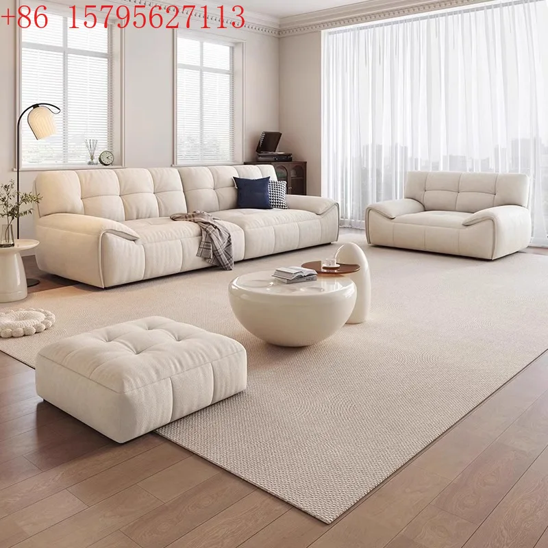 

Современная простая гостиная, прямой ряд, маленькая квартира, трехместный кремовый диван с зефиром ветра