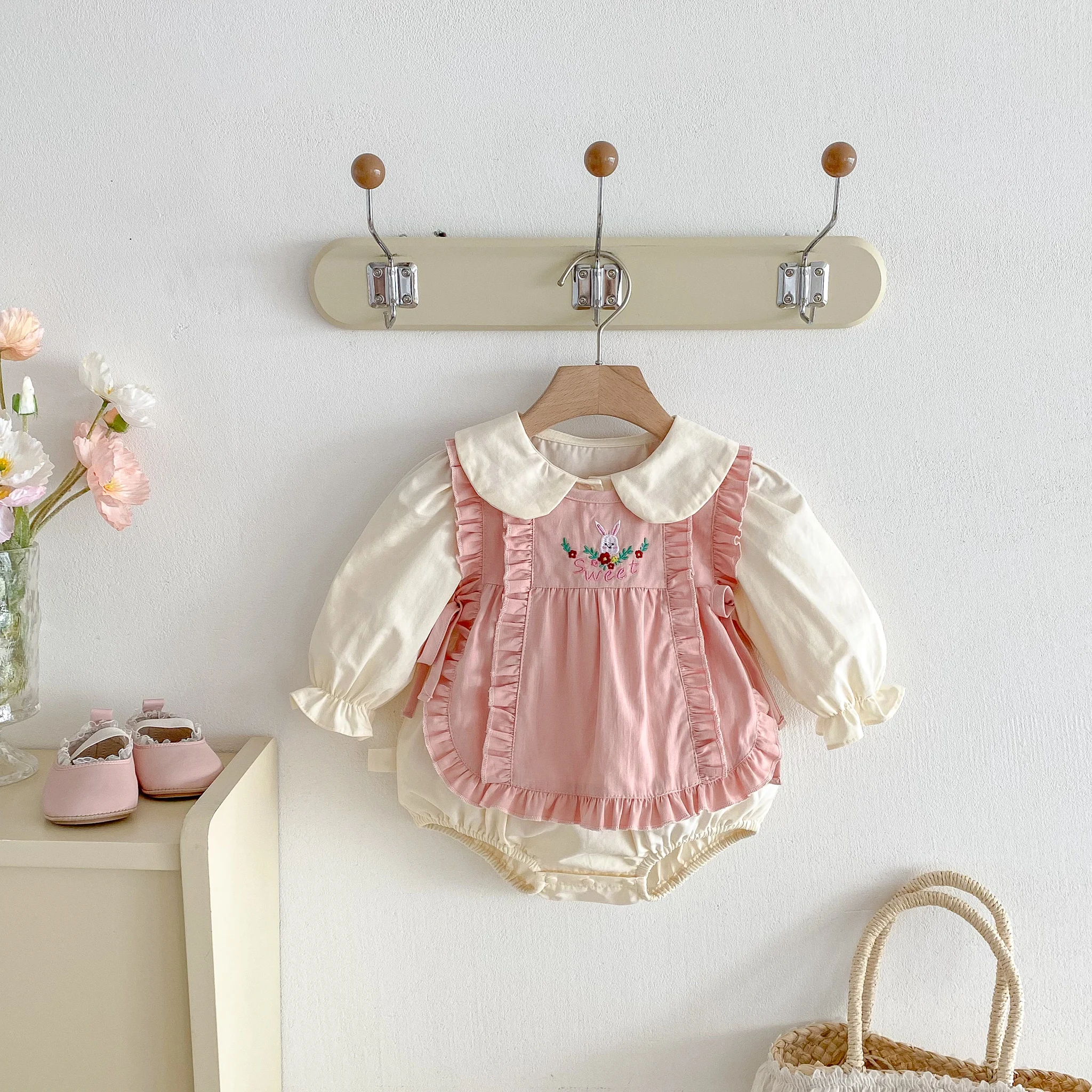 

Baby triangle one-piece suit, autumn outfit, sweet farting coat, rabbit vest set, baby girl 100-day celebration crawling suit