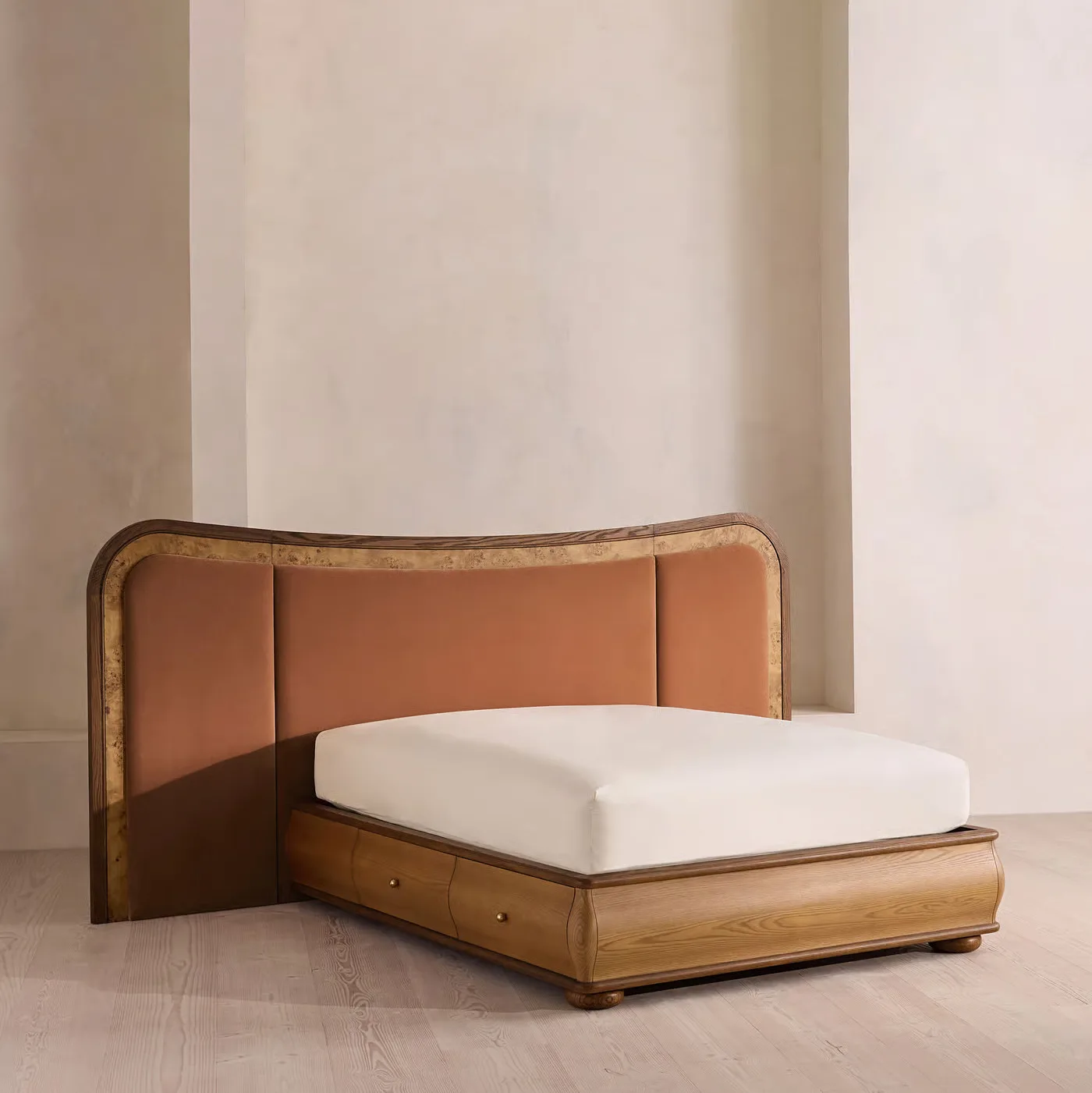 *&Modern Solid Wood Hotel Resort Bed with Soft-Padded Backrest Customizable Size Velvet Fabric Double Bed Suitable for Bedroom